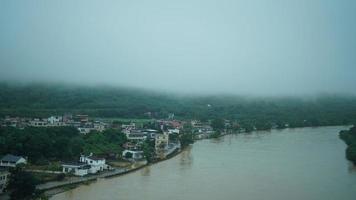 das schön Landschaft Aussicht von das flüssig Zug auf das Süd von das China im das regnerisch Tag foto