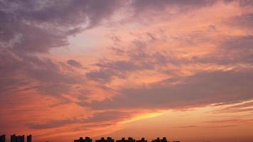 das schön Sonnenuntergang Himmel Aussicht mit das bunt Wolken und warm Beleuchtung im das Himmel foto