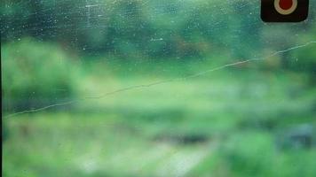 das Regen Tröpfchen auf das transparent Glas Fenster im das regnerisch Tag foto