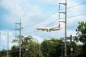 passagierflugzeug landet auf dem flughafen phuket in thailand. am 4. september 2022, provinz phuket, thailand foto