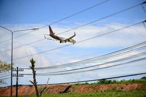 passagierflugzeug landet auf dem flughafen phuket in thailand. am 4. september 2022, provinz phuket, thailand foto