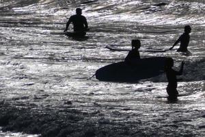 jung Sportler üben das Wasser Sport von Surfen foto