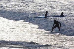 jung Sportler üben das Wasser Sport von Surfen foto