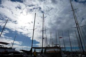 Masten von Segelboote festgemacht im das Yachthafen foto