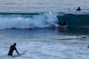 jung Sportler üben das Wasser Sport von Surfen foto