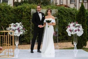 Hochzeit Zeremonie von das Jungvermählten auf das Lichtung foto