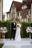 Hochzeit Zeremonie von das Jungvermählten auf das Lichtung foto