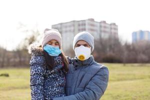 Vater ist tragen ein Maske zu seine wenig Tochter zu schützen das Kind von Uhr 2.5 Luft Verschmutzung und COVID-19, Konzept von Menschen Lebensstil im Krise von Krankheit Ausbruch und Luft Problem. foto