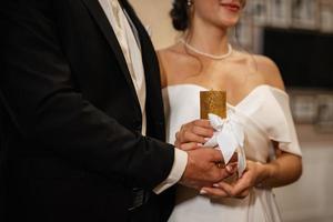 Transfer von Hochzeit Feuer mit das Hilfe von Kerzen von Mütter foto