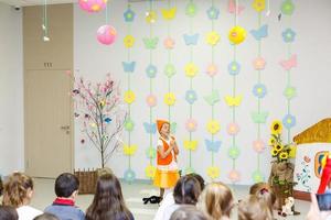 jung Darstellerin im ein Fuchs Kostüm Sprechen im Vorderseite von Kinder foto