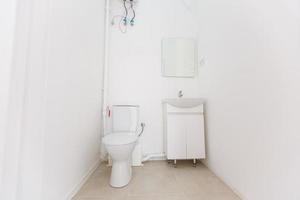 klein Toilette im ein klein Büro foto