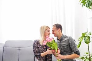 Porträt von glücklich Paar, Mann und Ehefrau mit Frühling Blume Strauß foto