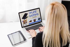 E-Shopping online Geschäft Beförderung Shopaholic Konzept foto