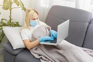 Frau im Quarantäne zum Coronavirus tragen schützend Maske und Clever Arbeiten foto