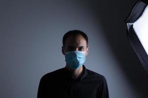 Mann im ein schützend Maske, das h1n1 Virus foto