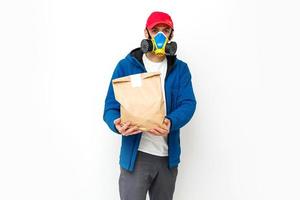 Essen Lieferung Mann tragen medizinisch Maske. Corona Virus Konzept foto