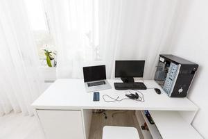 Arbeitsplatz Hintergrund, Laptop und Computer beim Zuhause foto