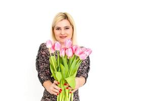 Frau mit Frühling Blume Strauß. glücklich überrascht Modell- Frau riechen Blumen. Mutter Tag. Frühling foto