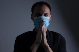 Mann im ein schützend Maske, das h1n1 Virus foto