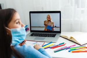 Frau Video Konferenzen mit Tutor auf Laptop beim heim. Entfernung Bildung Konzept. foto