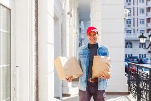 Lieferung, Mail und Menschen Konzept - - Mann liefern Kaffee und Essen im Einweg Papier Tasche zu Kunde Zuhause foto