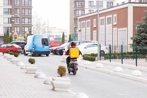 Lieferung Mann und Motorrad, Transport Konzept foto