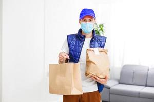 Essen Lieferung Mann tragen medizinisch Maske. Corona Virus Konzept foto