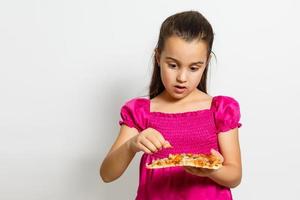 glücklich wenig Mädchen Essen Pizza Weiß Hintergrund foto