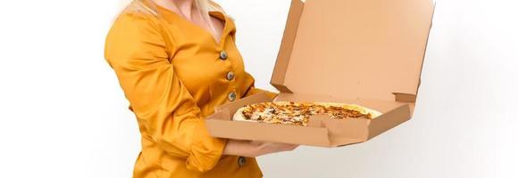 schön blond Frau essen Stück von Pizza foto