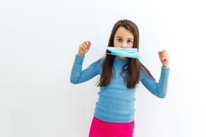 maskiert Kind - - Schutz gegen Grippe Virus. wenig kaukasisch Mädchen tragen Maske zum schützen foto