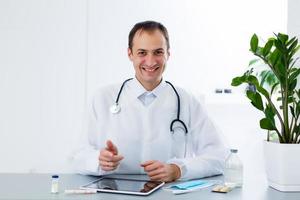 Arzt mit Tablette, online Beratung foto