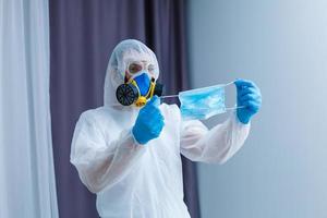Mann tragen chemisch schützend passen auf Licht grau Hintergrund. Coronavirus Ausbruch foto