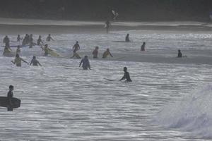 Surfen Schule auf ein Ozean Strand foto