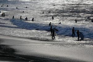 Surfen Schule auf ein Ozean Strand foto