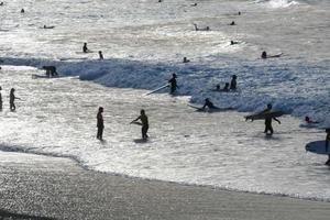 Surfen Schule auf ein Ozean Strand foto