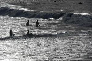 jung Sportler üben das Wasser Sport von Surfen foto