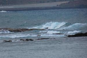 Wellen im das Ozean im Winter Zeit foto