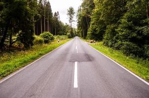 Straße durch das szenisch Landschaft foto