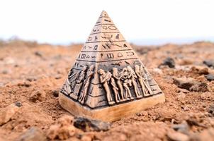 Pyramide Statue im das Sand foto