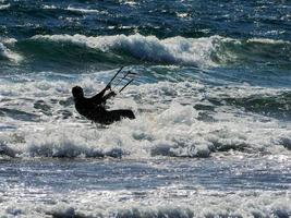 Kitesurfer beim Sonnenuntergang foto