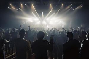 Zukunft von überfüllt Konzert Halle auf Bühne mit Szene Bühne Beleuchtung, Felsen Show Performance foto