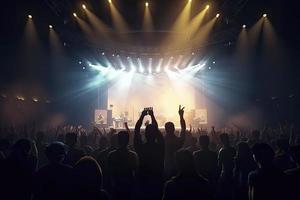 Zukunft von überfüllt Konzert Halle auf Bühne mit Szene Bühne Beleuchtung, Felsen Show Performance foto