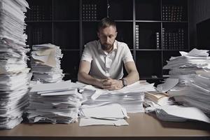 Homme au Milieu de Haufen de Papiere sur Sohn Büro foto