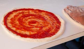 Koch Herstellung ein Pizza foto