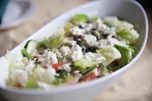 schließen oben von ein griechisch Salat foto