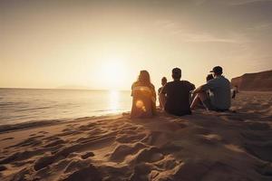 Gruppe von fünf glücklich Menschen sitzt auf Hintergrund von leeren Sonnenuntergang Strand. Reise oder Meer Urlaube Konzept foto