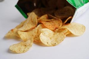 Kartoffelchips in offener Tüte, köstliches BBQ-Gewürz würzig für Crips, frittierte Snack-Fast-Food in dünnen Scheiben in offener Tüte. foto