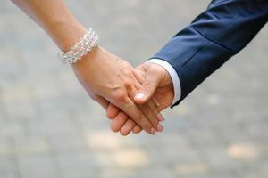 das Braut und Bräutigam halt jeder Andere Hände foto