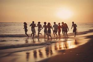 groß Gruppe von jung freunde oder groß Familie sind haben Spaß und Lauf beim Sonnenuntergang Strand. Sommer- Urlaube Konzept foto