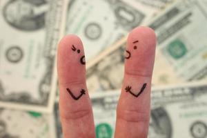 Finger Kunst von Paar auf Hintergrund von Geld. Konzept von Mann und Frau Geschrei beim jeder andere. foto